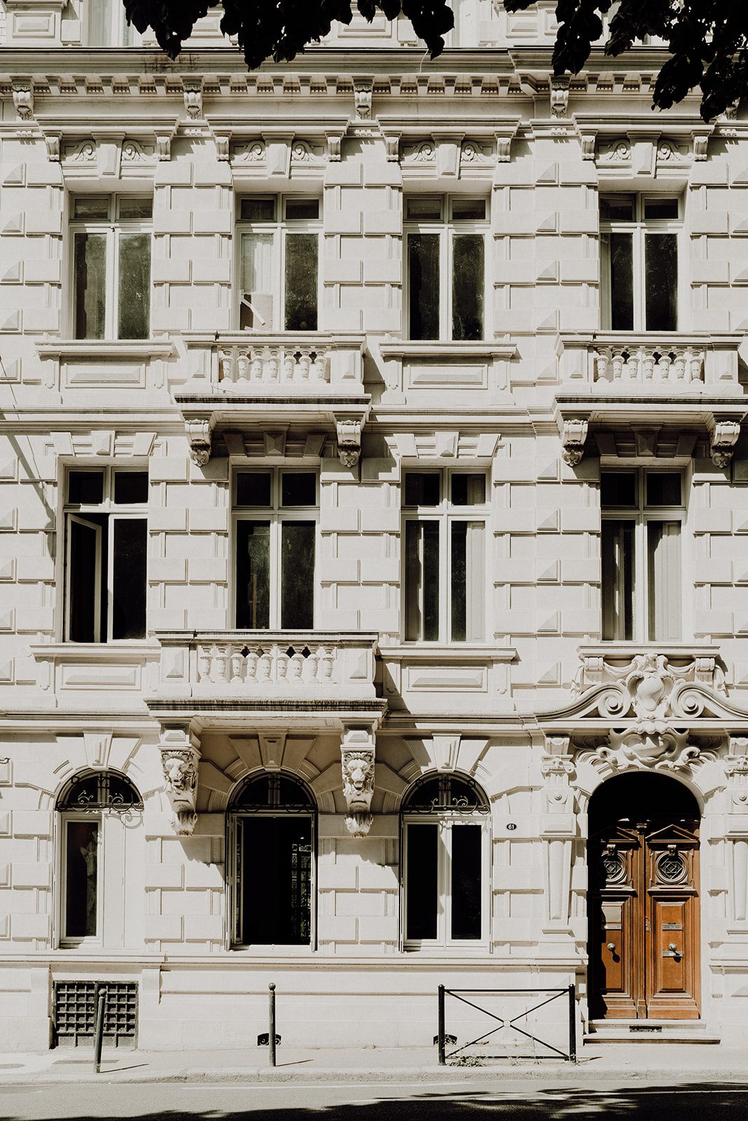 Façade de Chez Harvey au 61 place des Martyrs de la Résistance