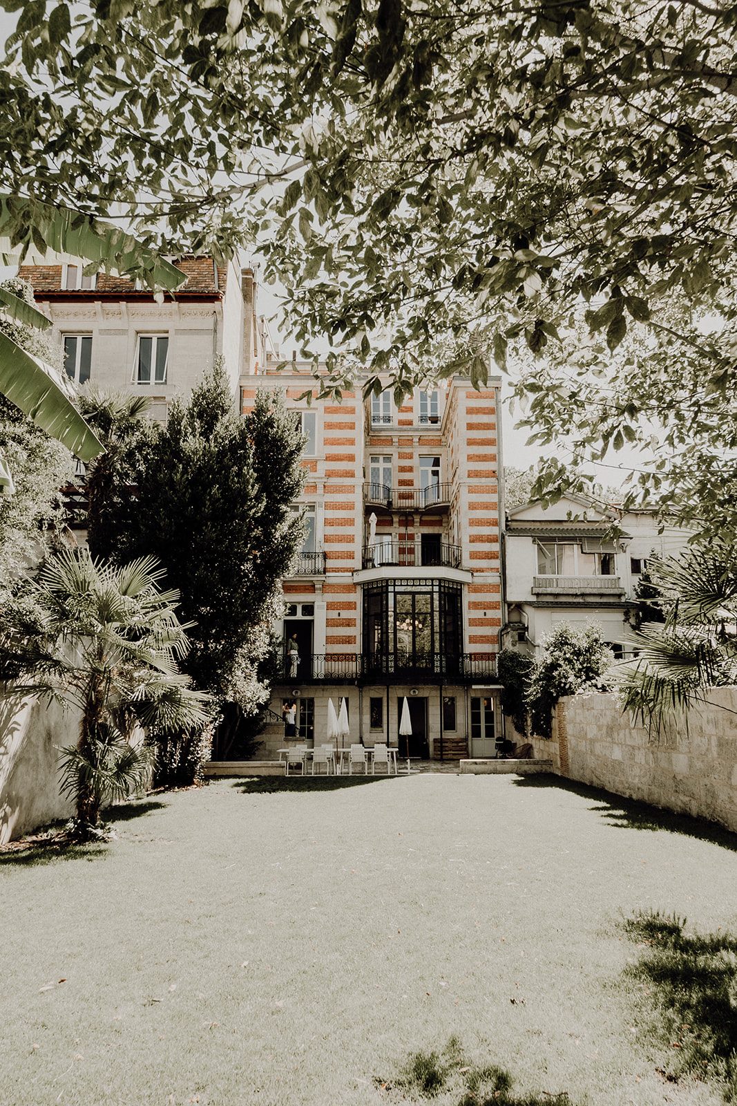 Façade de l'hôtel particulier vue depuis le jardin arboré