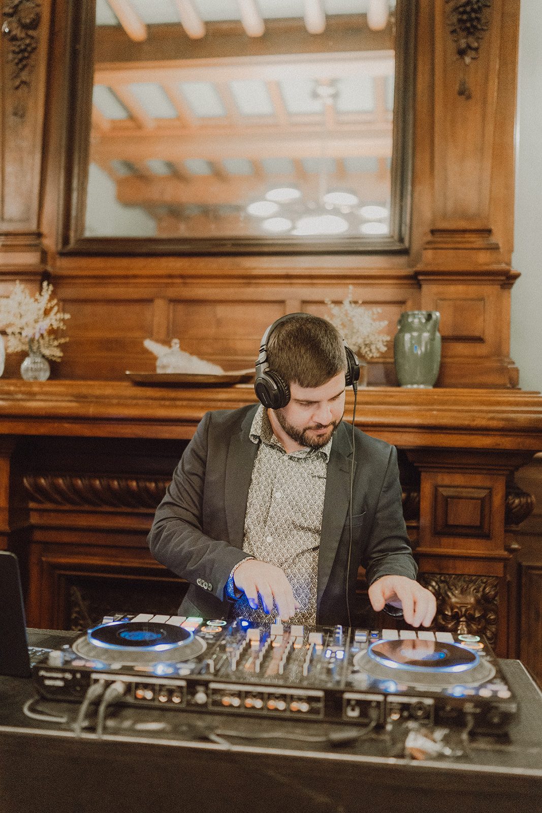 DJ devant la cheminée du salon