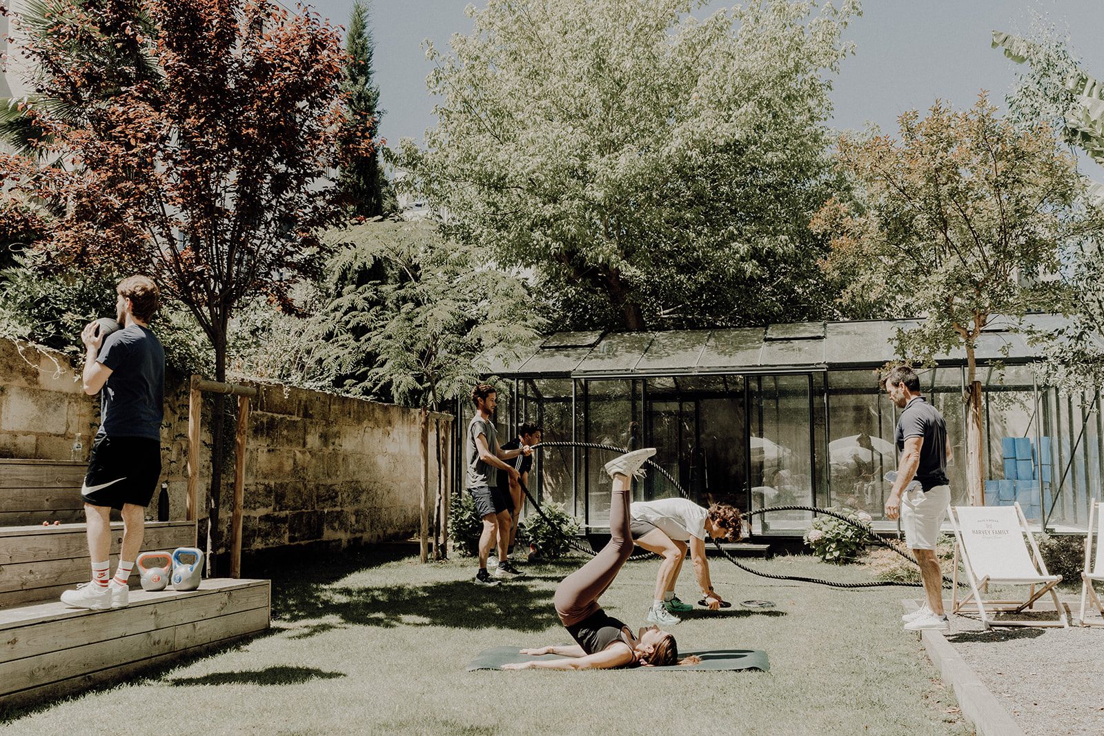 Séance sportive en équipe dans le jardin